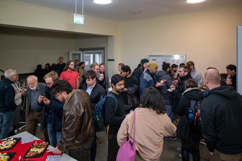 Leute sprechen miteinander im Foyer.