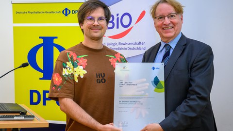 Prof. Erich Runge von der Deutschen Physikalischen Gesellschaft überreicht den Ars legendi-Preis an Dr. Sebastian Schellhammer.