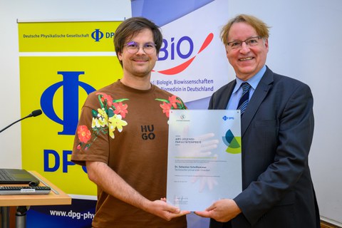 Prof. Erich Runge von der Deutschen Physikalischen Gesellschaft überreicht den Ars legendi-Preis an Dr. Sebastian Schellhammer.