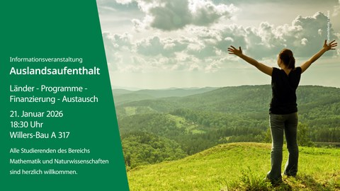 Eine Person steht auf einem Berg, hebt die Hände und schaut in die weite Landschaft.