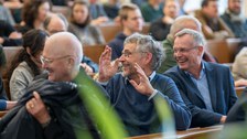 Drei Männer klatschen