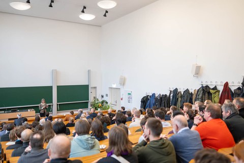 Bild der Zuhörenden im Hörsaal von hinten