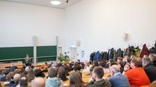 Bild der Zuhörenden im Hörsaal von hinten