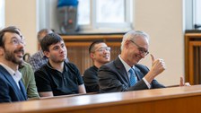 Mann in Hörsaal Reihe macht den Daumen nach oben