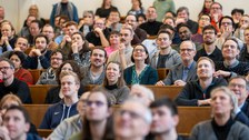 Menschen im Hörsaal schauen nach vorne