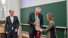Buntes Geschenk wir übergeben