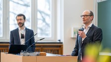 Zwei Männer am Pult