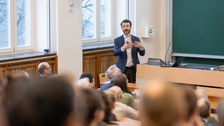 Mann spricht zu Hörsaal