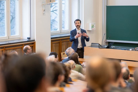 Mann spricht zu Hörsaal
