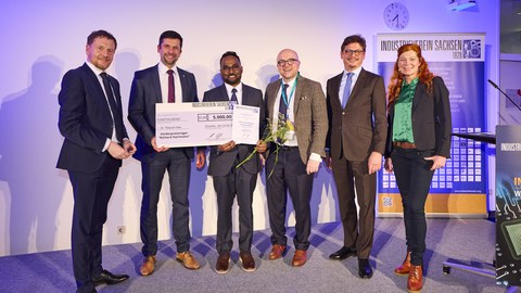 Preisübergabe an Rakesh Nair.