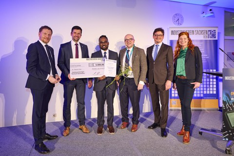 Preisübergabe an Rakesh Nair.