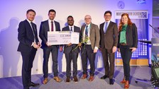 Preisübergabe an Rakesh Nair.