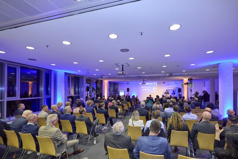Ein voll besetzter Festsaal.