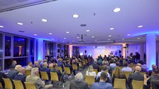 Ein voll besetzter Festsaal.