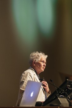 Christiane Nüsslein-Volhard von der Seite