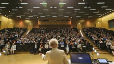 Rückansicht CNV vor dem Publikum