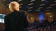 Sir Gurdon beim Vortrag von hinten