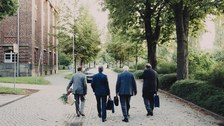 Auf dem Nachhauseweg  - Kirschbaum, Rektor, McDonald und Zuber in Rückansicht