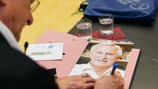 Prof. Modrich beim Autogrammschreiben