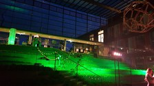 Die bepflanzten Treppen im Biologie Gebäude der TUD ist grün beleuchtet in der Nacht