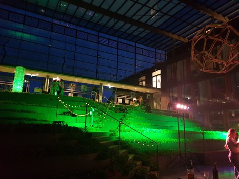 Die bepflanzten Treppen im Biologie Gebäude der TUD ist grün beleuchtet in der Nacht