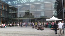 Vor dem Biologie Gebäude der TUD stehen Bänke und ein Zelt. Überall sind Menschen verteilt