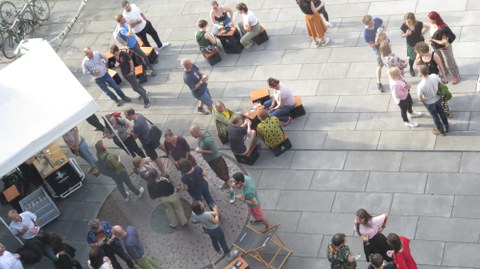 Eine Menschentraube steht auf dem Platz vor dem Biologie Gebäude 