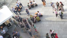 Eine Menschentraube steht auf dem Platz vor dem Biologie Gebäude 