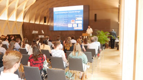Im großen Saal gibt es eine Begrüßung 