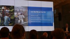 Auf dem Bildschirm ist die erste Slide des Vortrags "von Bio´94 zu Viro´23"