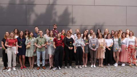Gruppenbild der Gäste. alle haben eine Rose