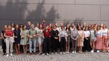 Gruppenbild der Gäste. alle haben eine Rose