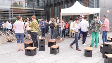 Vorm Biologie Gebäude stehen Hocker, die aus Bierkästen gemacht wurden