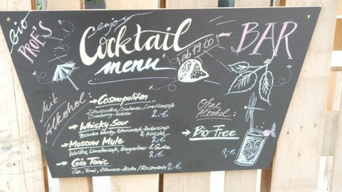 Auf einer Tafel steht das Cocktail Menü
