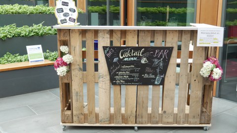 Die Cocktail wurde aus Paletten gebaut