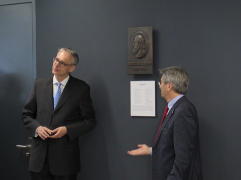 Prof. Leo und der Rektor vor Krone Relief