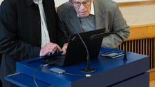 Zwei Männer stehen an einem TU Dresden Pult und schauen in einen Laptop