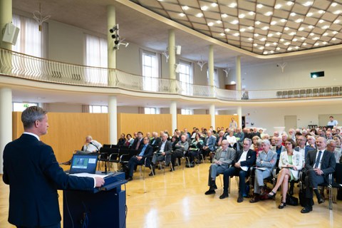 Publikum hört dem Vortragenden zu