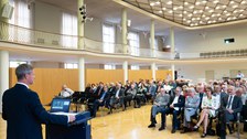 Publikum hört dem Vortragenden zu
