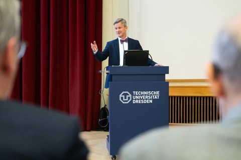 Redner mit Fliege um den Hals steht am TUD Pult
