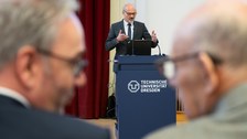 Redner steht am Pult