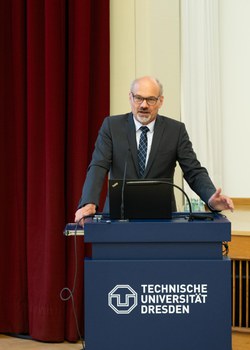 Redner steht am Pult