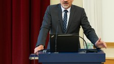 Redner steht am Pult