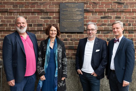 Gruppenbild vor Plakette der Ffarbensammlung