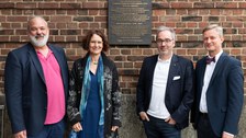 Gruppenbild vor Plakette der Ffarbensammlung
