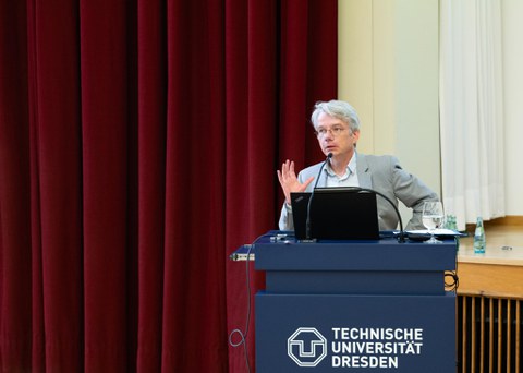 Vortragender steht am Pult
