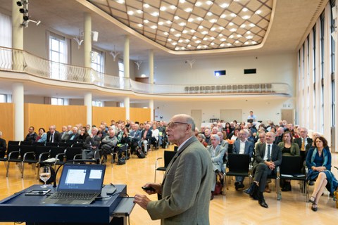Bild von Dozent und Publikum