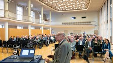 Bild von Dozent und Publikum