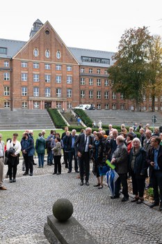 Gäste stehen vorm Gebäude