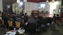 Studierende sehen sich ein Video über die Suche nach dem Higgs-Teilchen an.